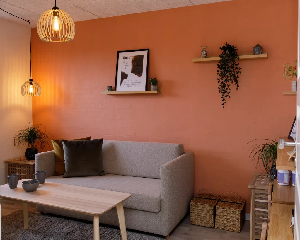 Hyggeligt konsultationsrum med sofa og sofabord hos Wetalia