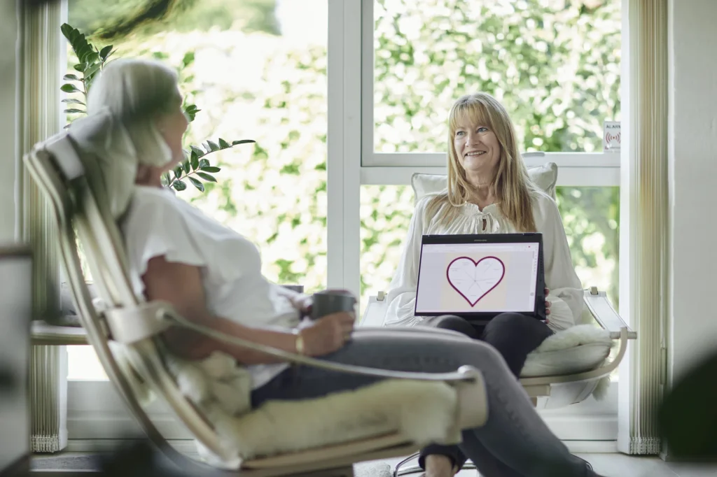 Laila Bill fra Wetalia i samtale med en klient – brandingfotografering