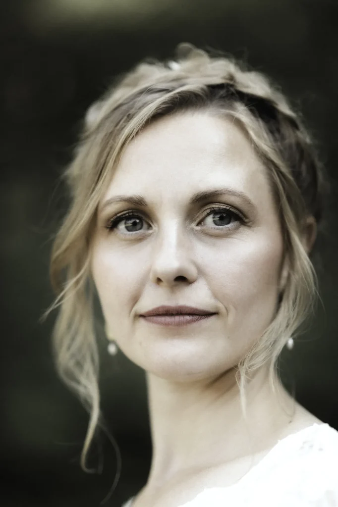 Nærportræt af brud med flettet hårbånd