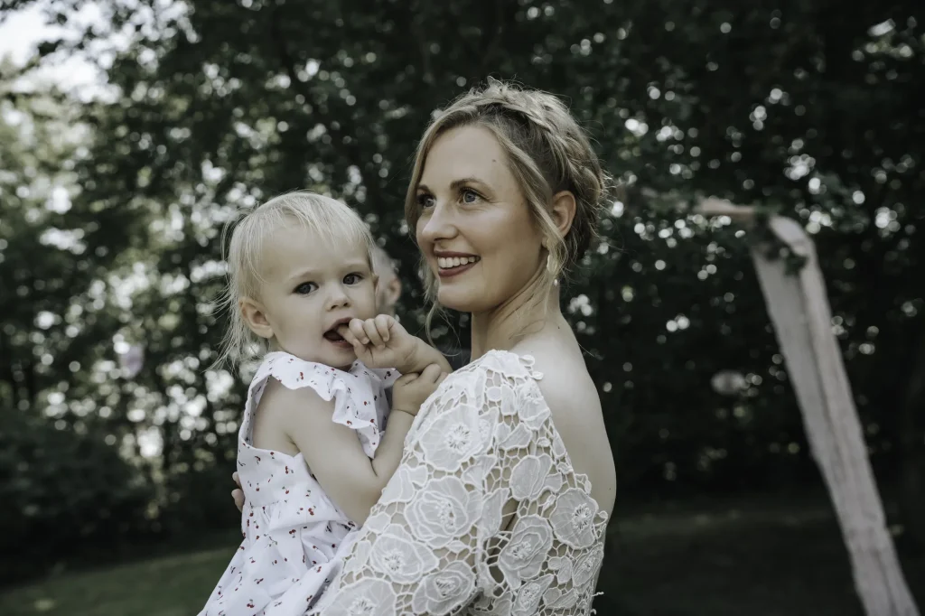 Brud med sin lille datter på armen