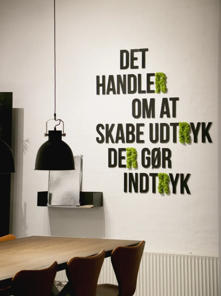Vægtekst 'Det handler om at skabe udtryk der gør indtryk' hos ReklameTryk