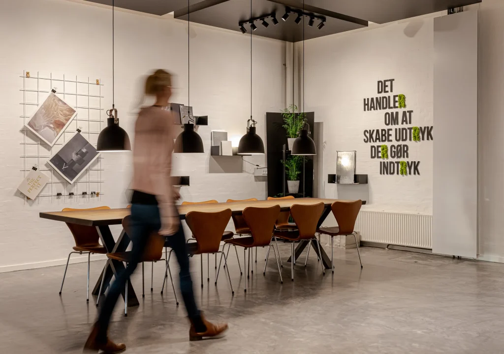Medarbejder går gennem ReklameTryks mødelokale