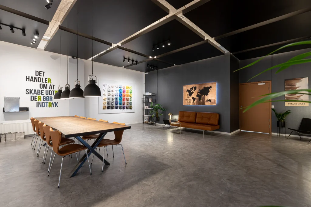 Showroom hos ReklameTryk i Herning med mødebord og verdenskort på væggen