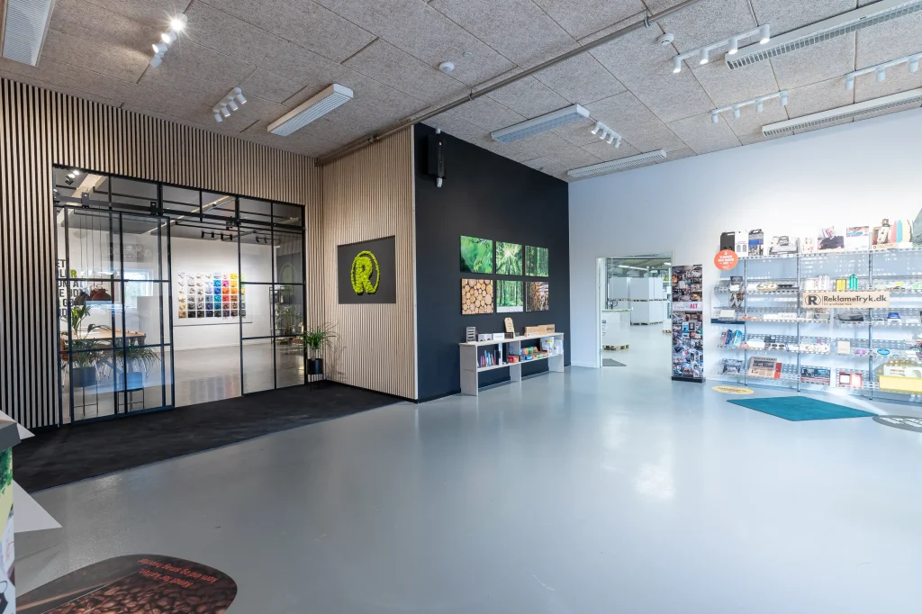 Indgangsparti og showroom hos ReklameTryk