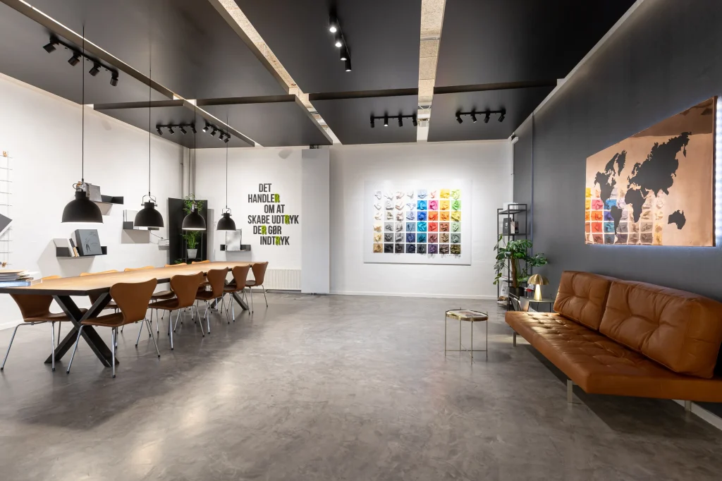 Stort mødebord og lounge i ReklameTryks showroom