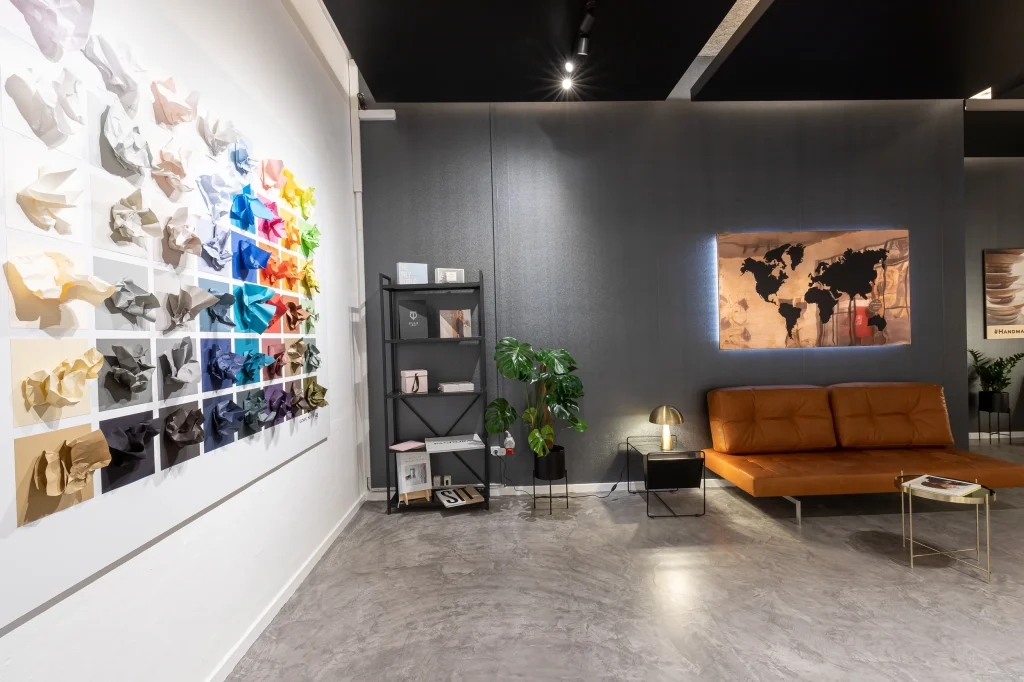 Væg med farvede papirprøver i ReklameTryks showroom