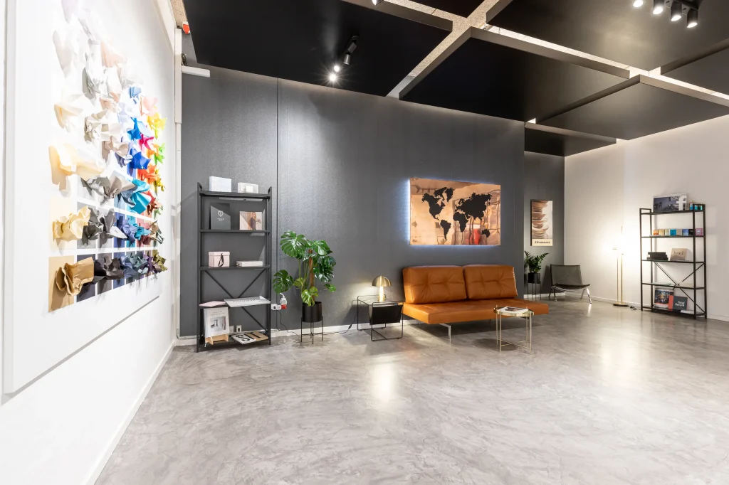 Lounge med læderbænk og papirprøver i ReklameTryks showroom