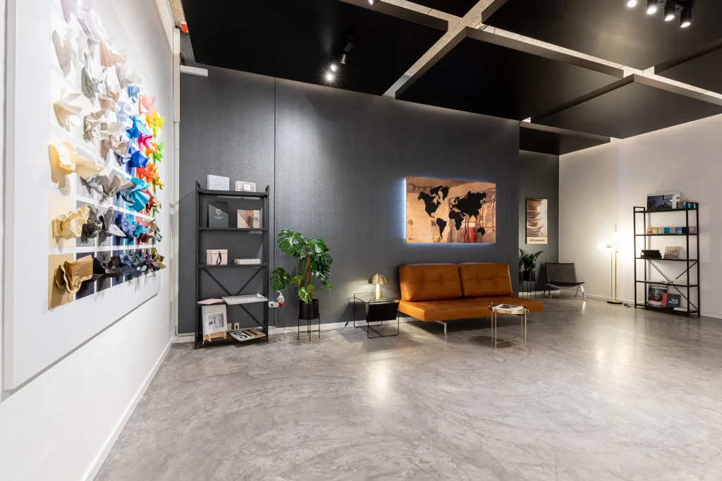 Showroom med papirprøvevæg og loungeområde
