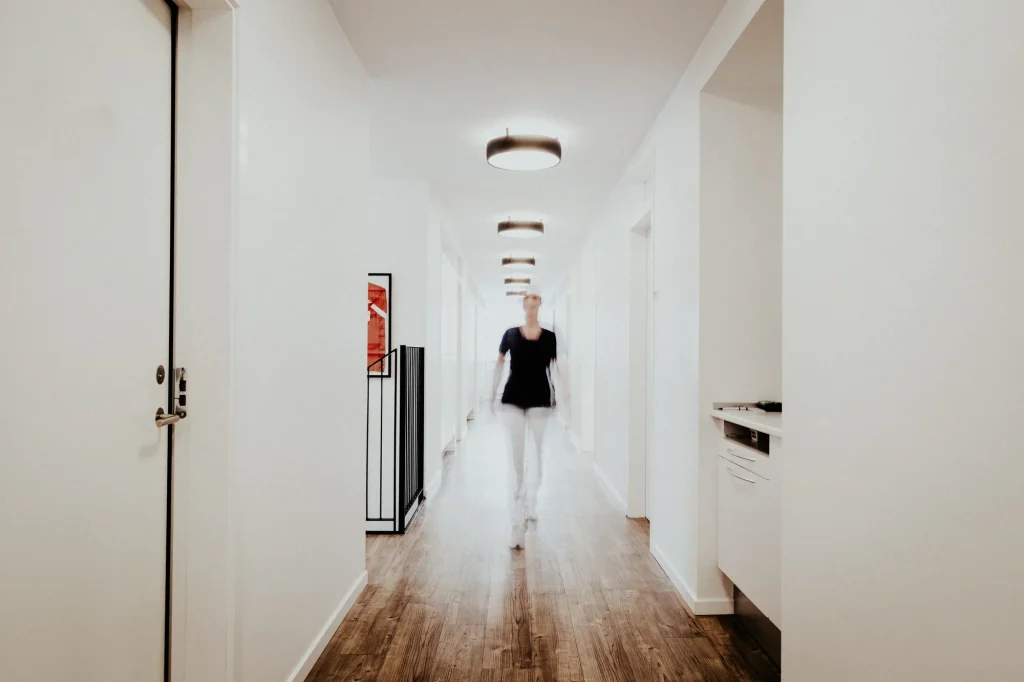 Lys gang i tandklinikken med tandplejer i baggrunden