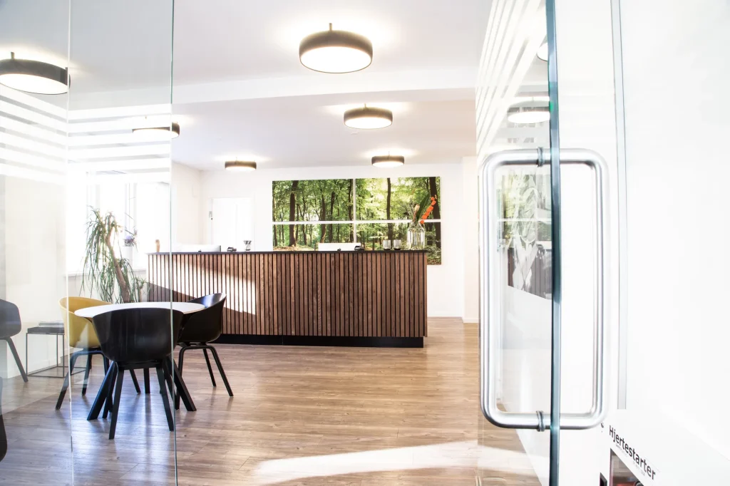 Lys reception og venteværelse i tandklinik i Herning