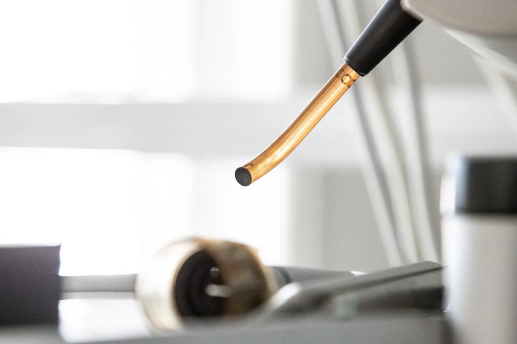 Detalje af tandlægeinstrument – brandingfoto til tandklinik