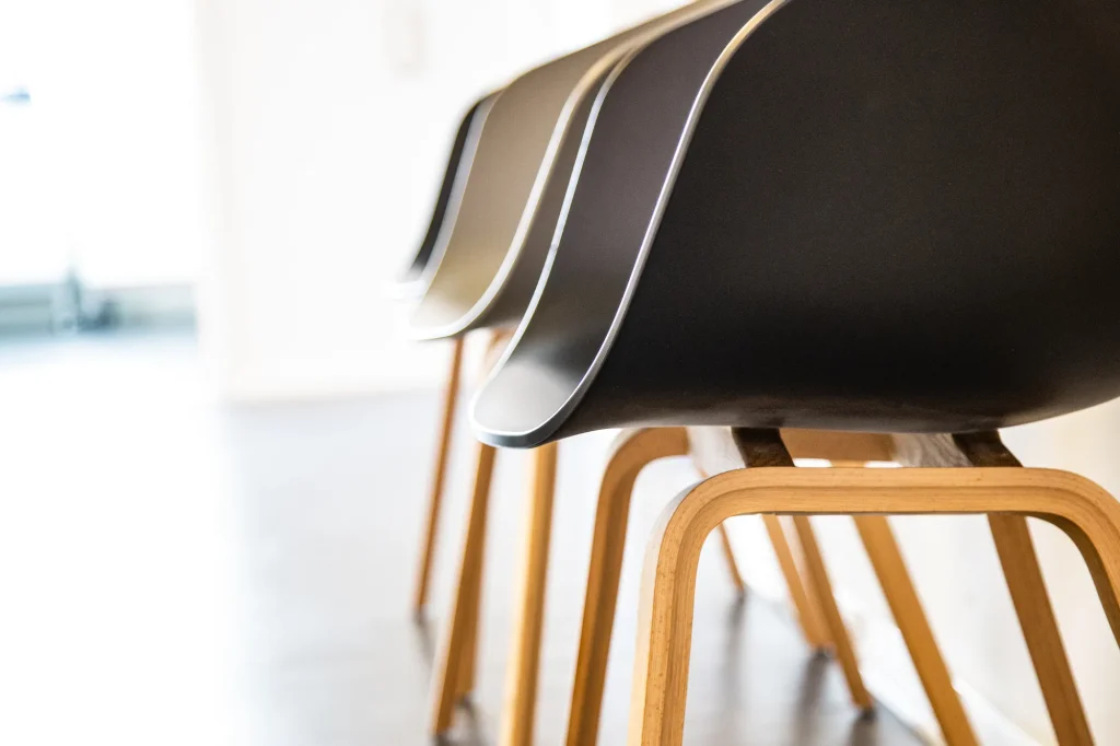 Række af designerstole i klinikkens venteværelse