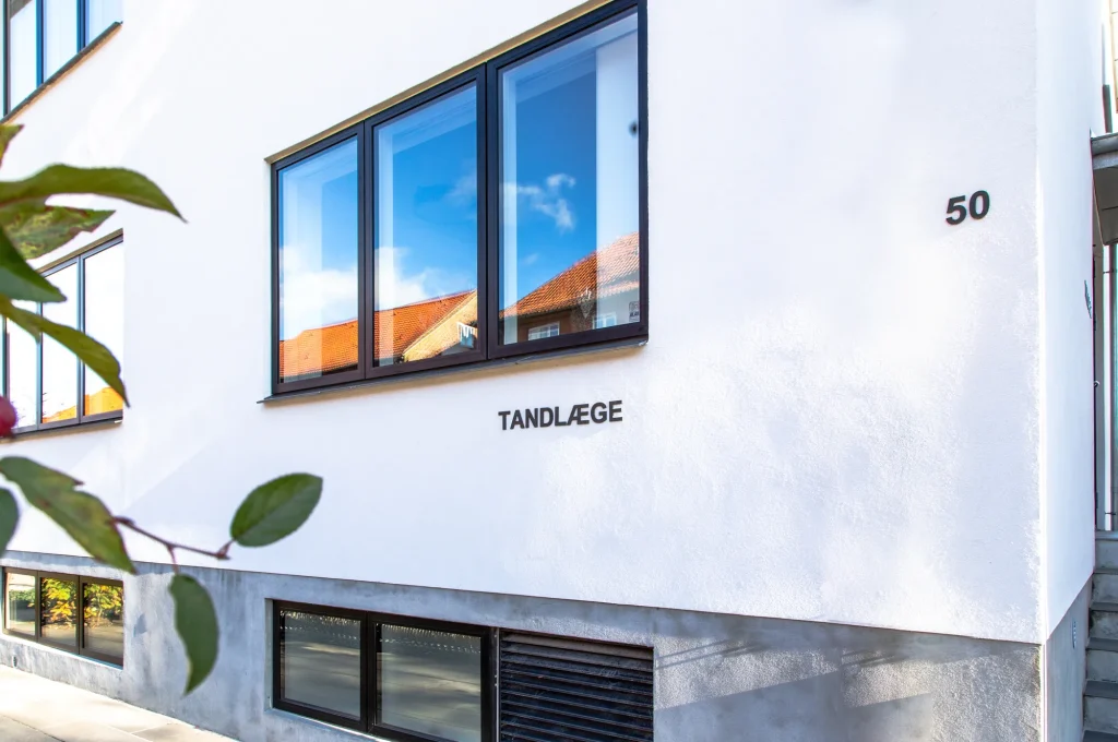 Facade med TANDLÆGE-skilt og husnummer 50