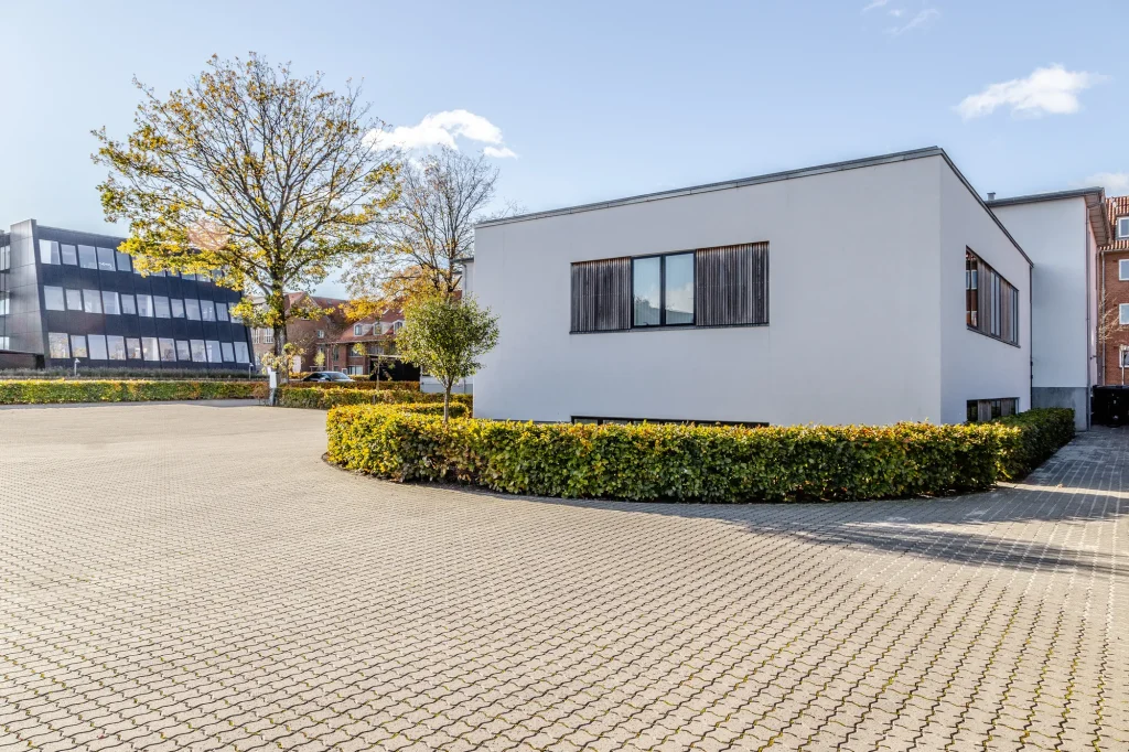 Tandklinikkens bygning og parkeringsplads i Herning