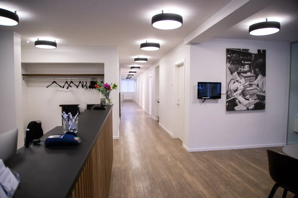 Reception og lang gang i Tandlægerne Østergaard, Pade & Hovmøllers klinik