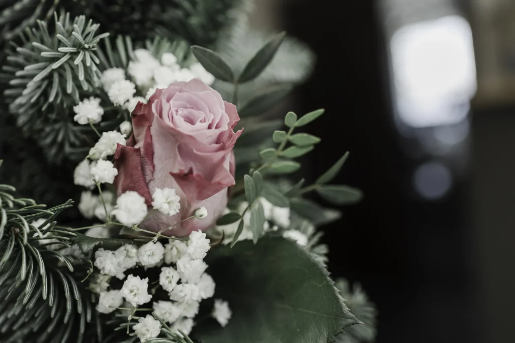 Lyserød rose i brudgommens knaphulsbuket