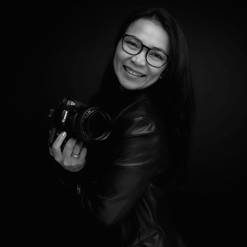 Sort-hvid portræt af fotograf Wila med kamera